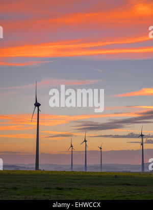 Alcuni motori eolici davanti a un cielo di sera Foto Stock