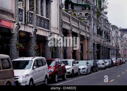 (150318) -- Pechino, 18 marzo 2015 (Xinhua) -- Foto scattata il 19 aprile 2014 illustra Qilou edifici di Wuzhou City, a sud-ovest della Cina di Guangxi Zhuang Regione autonoma. Edifici Qilou, o arcade-case, sono stati per la prima volta diffuso in Europa ed è stato quindi introdotto nel mondo. Cina il primo Qilou edificio fu costruito a Guangzhou, la capitale del sud della Cina di Provincia di Guangdong, che è anche tra le prime città costiere di abbracciare la cultura straniera e iniziare la modernizzazione. Nel 30s e 40s, l'architettura Qilou ha iniziato a prevalere in Cina del sud come parti del Guangdong, Guangxi, Hainan e Fujian, un Foto Stock