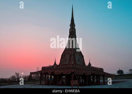 Londonderry, Irlanda del Nord. Il 18 marzo 2015. Meteo REGNO UNITO: Sunrise over Burning Man Tempio. Sunrise over Burning Man Tempio creato dall artista californiano David migliore. Il 75 piedi costruzione in legno a telaio, contenente cimeli e i messaggi lasciati dai visitatori durante questa settimana, sarà bruciato ceremonially sabato marzo 21st. © George Sweeney/Alamy Live News Credito: George Sweeney/Alamy Live News Foto Stock