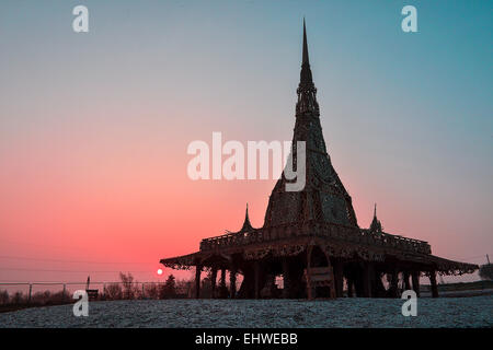 Londonderry, Irlanda del Nord. Il 18 marzo 2015. Meteo REGNO UNITO: Sunrise over Burning Man Tempio. Sunrise over Burning Man Tempio creato dall artista californiano David migliore. Il 75 piedi costruzione in legno a telaio, contenente cimeli e i messaggi lasciati dai visitatori durante questa settimana, sarà bruciato ceremonially sabato marzo 21st. © George Sweeney/Alamy Live News Credito: George Sweeney/Alamy Live News Foto Stock