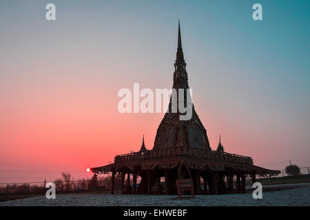 Londonderry, Irlanda del Nord. Il 18 marzo 2015. Meteo REGNO UNITO: Sunrise over Burning Man Tempio. Sunrise over Burning Man Tempio creato dall artista californiano David migliore. Il 75 piedi costruzione in legno a telaio, contenente cimeli e i messaggi lasciati dai visitatori durante questa settimana, sarà bruciato ceremonially sabato marzo 21st. © George Sweeney/Alamy Live News Credito: George Sweeney/Alamy Live News Foto Stock