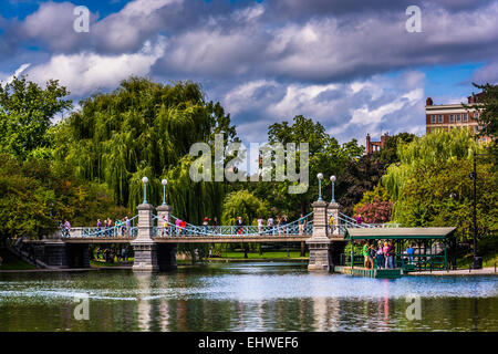 Edifici e ponte su un laghetto in Boston Public Garden. Foto Stock