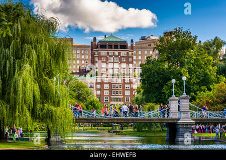 Edifici e ponte su un laghetto in Boston Public Garden. Foto Stock