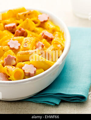 Rigatoni gratinati - Italiano rigatoni pasta con mortadella piccante Salsiccia di maiale e formaggio Parmigiano servito in una tazza di forma ovale Foto Stock