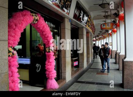 (150318) -- Pechino, 18 marzo 2015 (Xinhua) -- i turisti a piedi su un corridoio di un edificio Qilou nella città di Zhongshan, Cina del sud della provincia di Guangdong, 8 marzo 2015. Edifici Qilou, o arcade-case, sono stati per la prima volta diffuso in Europa ed è stato quindi introdotto nel mondo. Cina il primo Qilou edificio fu costruito a Guangzhou, la capitale del sud della Cina di Provincia di Guangdong, che è anche tra le prime città costiere di abbracciare la cultura straniera e iniziare la modernizzazione. Nel 30s e 40s, l'architettura Qilou ha iniziato a prevalere in Cina del sud come parti del Guangdong, Guangxi, Hainan e Fujian, e Foto Stock