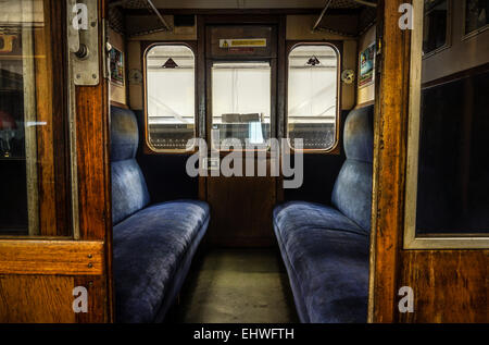 Vista interna del vecchio compartimento ferroviario britannico. Preso al deposito ferroviario di Oxenhope, Inghilterra, ago 2014 Foto Stock