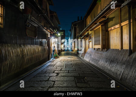 Vista notturna di una vecchia strada giapponese in Gion il quartiere del divertimento a Kyoto, Giappone Foto Stock