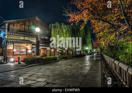 Vista notturna di una vecchia strada giapponese in Gion il quartiere del divertimento a Kyoto, Giappone Foto Stock