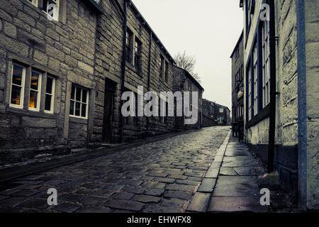 Case sulla strada acciottolata Town Gate a Heptonstall, Yorkshire Inghilterra in una giornata invernale bagnata. Dicembre 2014 Foto Stock