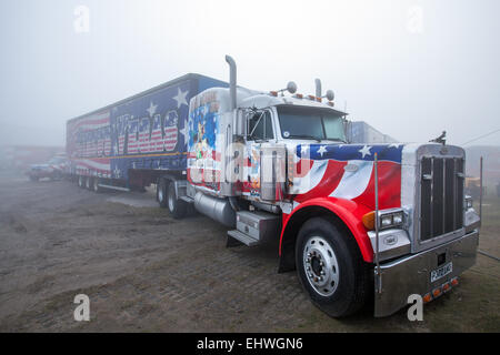 Uncle Sam's American Circus, camion e cabina verniciati su misura da USA Peterbilt Trucks a Southport, Merseyside, Regno Unito, marzo 2015. Lo spettacolare circo umano, di proprietà degli Show Director John Courtney e Stephen Courtney che commerciano con il nome Circus Vegas, è arrivato a Southport. Lo spettacolo itinerante prodotto dal famoso Uncle Sam's Great American Circus tour per dieci mesi all'anno. Si tratta di un'organizzazione irlandese, una selezione stellare di americana. GLI STATI UNITI, i veicoli pesanti Kenworth e i camion decorati con mostri d'arte Peterbilt HGV sembrano la parte giusta quando arrivano in città, Foto Stock