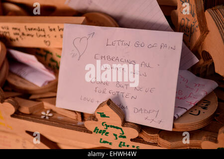 Londonderry, Irlanda del Nord. Il 18 marzo 2015. Messaggi lasciati all'Burning Man Tempio. Poignant messaggi lasciati dai visitatori del Burning Man Tempio. Creato da un artista californiano David migliori, il 75 costruzione in legno, insieme con cimeli e i messaggi lasciati dalle persone durante questa settimana, sarà bruciato ceremonially sabato marzo 21st. Credito: George Sweeney/Alamy Live News Foto Stock