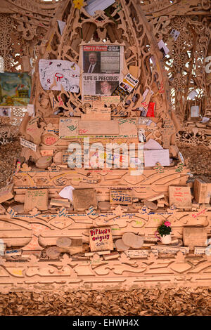 Londonderry, Irlanda del Nord. Il 18 marzo 2015. Messaggi lasciati all'Burning Man Tempio. Poignant messaggi lasciati dai visitatori del Burning Man Tempio. Creato da un artista californiano David migliori, il 75 costruzione in legno, insieme con cimeli e i messaggi lasciati dalle persone durante questa settimana, sarà bruciato ceremonially sabato marzo 21st. Credito: George Sweeney/Alamy Live News Foto Stock