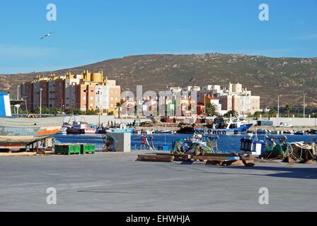 Tradizionale spagnolo barche da pesca nel porto di Puerto de la Atunara, Costa del Sol, la provincia di Cadiz Cadice, Andalusia, Spagna. Foto Stock