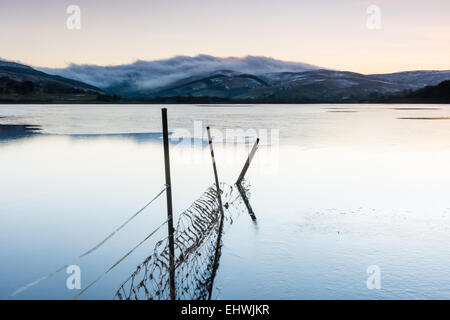 In inverno il tramonto su acqua di Semer in Yorkshire Dales Foto Stock