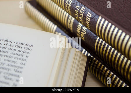 Pila di libri serbo scritto in Cyrillics Foto Stock