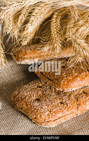 Pane di segale e grano su tela sacco, close-up Foto Stock