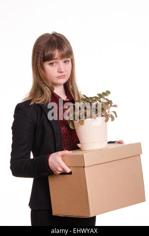 Ragazza triste licenziato dal suo lavoro e tenendo una scatola con le cose Foto Stock