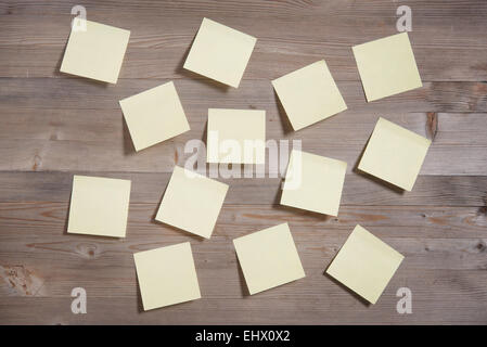 Sticky Notes su sfondo di legno, in tono vintage. Foto Stock