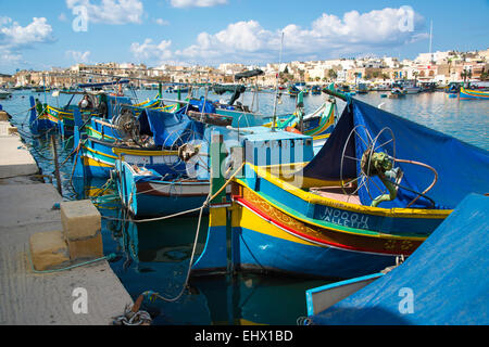 Barche da pesca nel porto di Marsaxlokk Malta Foto Stock