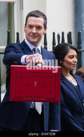 Londra, Regno Unito. Il 18 marzo, 2015. Il cancelliere George Osborne lascia il numero 11 di Downing Street per presentare il proprio bilancio al Parlamento. Credito: Paolo Davey/Alamy Live News Foto Stock