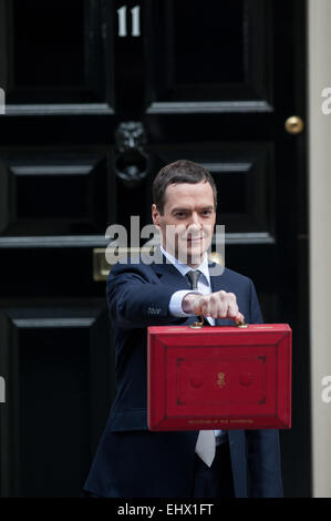 A Downing Street, Londra, Regno Unito. Xviii Mar, 2015. Il cancelliere George Osborne lascia 11 Downing Street prima di presentare il bilancio alla House of Commons, mercoledì 18 marzo, 2015. Credito: Heloise/Alamy Live News Foto Stock