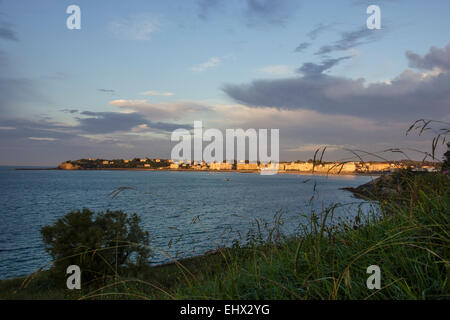 Saint Jean de Luz, visto di Ciboure di Socoa Road, dopo la pioggia, luce della sera Foto Stock