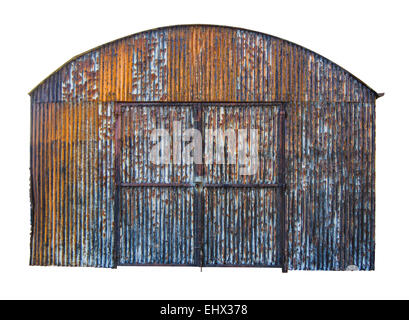 Isolato vecchio arrugginito ferro corrugato fienile con tracciato di ritaglio Foto Stock