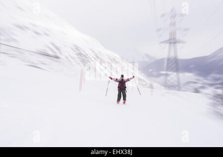 Sci di velocità sul pendio nevoso nella famosa e scenic stazione sciistica di La Thuile, Valle d'Aosta, Italia. Cielo nuvoloso, nevicava. Foto Stock
