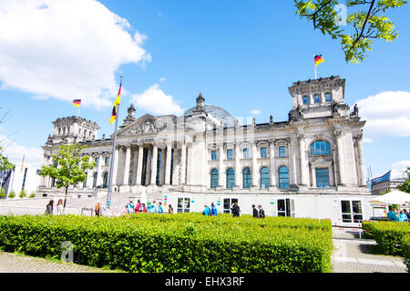 La parte esterna del punto di riferimento storico del governo tedesco edificio, il palazzo del Reichstag a Berlino, Germania. Foto Stock