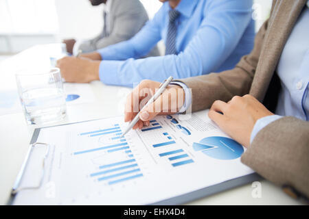 Lettura femminile relazione finanziaria al seminario Foto Stock