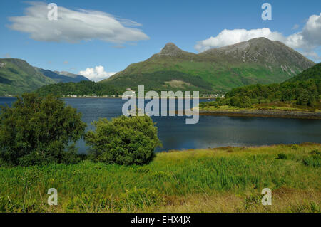 Loch Leven con Sgorr na ciche o Pap di Glencoe (centro) & Sgorr nam Fiannaidh (destra) Foto Stock