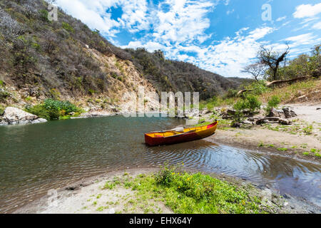 La barca parte navigabile del Coco fiume prima che si restringe nella Somoto canyon Monumento nazionale; Somoto, Madriz, Nicaragua Foto Stock