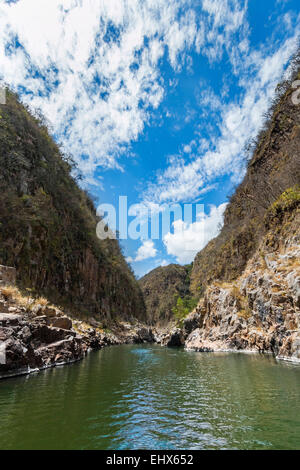 La barca parte navigabile del Coco fiume prima che si restringe nella Somoto canyon Monumento nazionale; Somoto, Madriz, Nicaragua Foto Stock