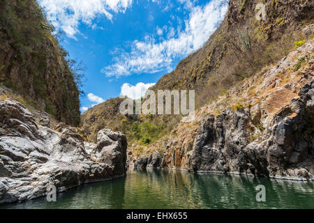 La barca parte navigabile del Coco fiume prima che si restringe nella Somoto canyon Monumento nazionale; Somoto, Madriz, Nicaragua Foto Stock