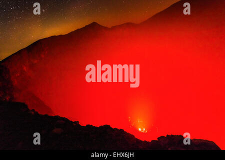 Incandescente active 700m ampio cratere vulcanico Volcan Telica con la hot lava sfogo; di gran lunga al di sotto; Leon, Nicaragua Foto Stock