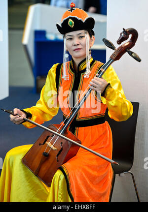 Musicista mongola è la riproduzione del cavallo-testa o fiddle Morin Khuur, anche Chuur Morin, Mongolia Foto Stock