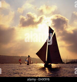 AJAXNETPHOTO - 1997 - Falmouth,Inghilterra. - QUAY STERLINE Casa di testa contro un tramonto sul fiume FAL. Foto:JONATHAN EASTLAND/AJAX REF:HDD QUAY sterline 1997 Foto Stock