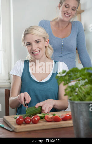 Ritratto donne attraenti cucina insalata di preparazione Foto Stock