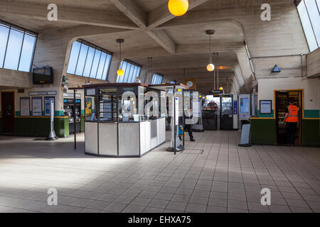 Cockfosters Station progettata da Charles Holden nel 1933 Foto Stock