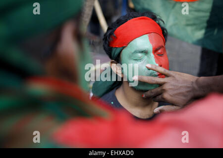 Dacca in Bangladesh. Xviii Mar, 2015. Un membro del Bangladesh Cricket Ventole unità dipinge il suo viso nei colori del Bangladesh bandiera nazionale a Dhaka, nel Bangladesh, Marzo 18, 2015, come essi detengono un 'Bandiera-rally' ad ispirare il Bangladesh cricket team prima della ICC World Cup quarterfinal match contro l'India. Credito: Suvra Kanti Das/ZUMA filo/ZUMAPRESS.com/Alamy Live News Foto Stock