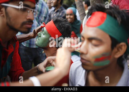 Dacca in Bangladesh. Xviii Mar, 2015. Membro del Bangladesh Cricket Ventole unità dipinge il volto con i colori del Bangladesh bandiera nazionale a Dhaka, nel Bangladesh, Marzo 18, 2015, come essi detengono un 'Bandiera-rally' ad ispirare il Bangladesh cricket team prima della ICC World Cup quarterfinal match contro l'India. Credito: Suvra Kanti Das/ZUMA filo/ZUMAPRESS.com/Alamy Live News Foto Stock