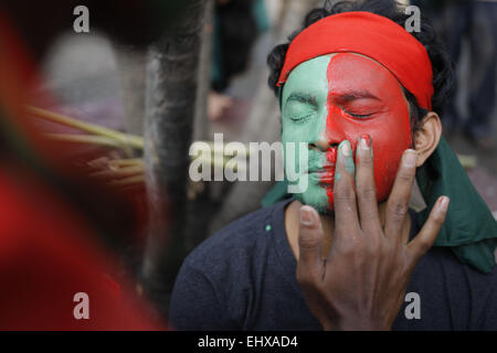 Dacca in Bangladesh. Xviii Mar, 2015. Un membro del Bangladesh Cricket Ventole unità dipinge il suo viso nei colori del Bangladesh bandiera nazionale a Dhaka, nel Bangladesh, Marzo 18, 2015, come essi detengono un 'Bandiera-rally' ad ispirare il Bangladesh cricket team prima della ICC World Cup quarterfinal match contro l'India. Credito: Suvra Kanti Das/ZUMA filo/ZUMAPRESS.com/Alamy Live News Foto Stock