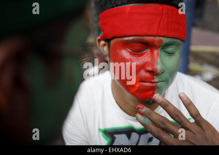 Dacca in Bangladesh. Xviii Mar, 2015. Un membro del Bangladesh Cricket Ventole unità dipinge il suo viso nei colori del Bangladesh bandiera nazionale a Dhaka, nel Bangladesh, Marzo 18, 2015, come essi detengono un 'Bandiera-rally' ad ispirare il Bangladesh cricket team prima della ICC World Cup quarterfinal match contro l'India. Credito: Suvra Kanti Das/ZUMA filo/ZUMAPRESS.com/Alamy Live News Foto Stock