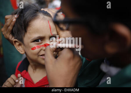 Dacca in Bangladesh. Xviii Mar, 2015. Un grillo del Bangladesh team vernici ventola il suo volto nei colori del Bangladesh bandiera nazionale a Dhaka, nel Bangladesh, Marzo 18, 2015, come essi detengono un 'Bandiera-rally' ad ispirare il Bangladesh cricket team prima della ICC World Cup quarterfinal match contro l'India Credito: Suvra Kanti Das/ZUMA filo/ZUMAPRESS.com/Alamy Live News Foto Stock