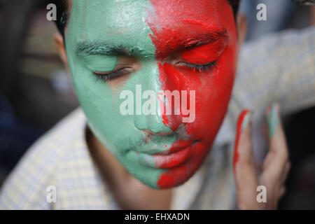 Dacca in Bangladesh. Xviii Mar, 2015. Un membro del Bangladesh Cricket Ventole unità dipinge il suo viso nei colori del Bangladesh bandiera nazionale a Dhaka, nel Bangladesh, Marzo 18, 2015, come essi detengono un 'Bandiera-rally' ad ispirare il Bangladesh cricket team prima della ICC World Cup quarterfinal match contro l'India. Credito: Suvra Kanti Das/ZUMA filo/ZUMAPRESS.com/Alamy Live News Foto Stock