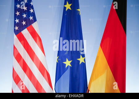 Berlino, Germania. Xviii Mar, 2015. Il Ministro degli esteri tedesco Steinmeier riceve il generale John Allen, la speciale commissionato del presidente degli Stati Uniti per l'anti ISIS Allianz, ad un dibattito presso il Foreign Office tedesco il 18 marzo 2015, a Berlino, Germania. / Immagine: USA, UE e Germania bandiere Credito: Reynaldo Chaib Paganelli/Alamy Live News Foto Stock