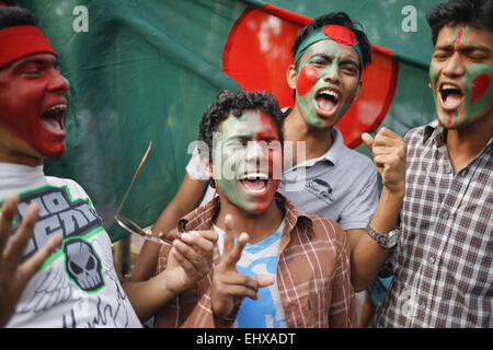 Dacca in Bangladesh. Xviii Mar, 2015. Membro del Bangladesh Cricket Ventole unità dipinge il volto con i colori del Bangladesh bandiera nazionale a Dhaka, nel Bangladesh, Marzo 18, 2015, come essi detengono un 'Bandiera-rally' ad ispirare il Bangladesh cricket team prima della ICC World Cup quarterfinal match contro l'India. Credito: Suvra Kanti Das/ZUMA filo/ZUMAPRESS.com/Alamy Live News Foto Stock