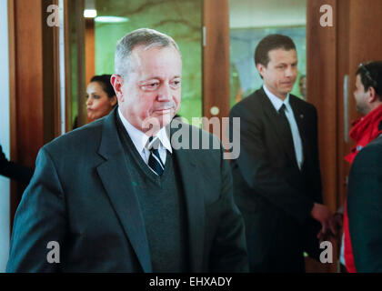 Berlino, Germania. Xviii Mar, 2015. Il Ministro degli esteri tedesco Steinmeier riceve il generale John Allen, la speciale commissionato del presidente degli Stati Uniti per l'anti ISIS Allianz, ad un dibattito presso il Foreign Office tedesco il 18 marzo 2015, a Berlino, Germania. / Immagine: generale americano John Allen e Frank-Walter Steinmeier, ministro tedesco degli Affari Esteri. Credito: Reynaldo Chaib Paganelli/Alamy Live News Foto Stock