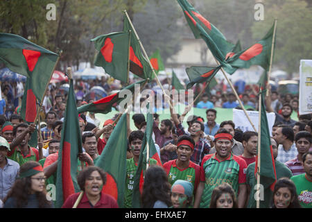 Dacca in Bangladesh. Xviii Mar, 2015. Membri del Bangladesh Cricket Ventole unità wave bandiere nazionali a Dhaka, nel Bangladesh, Marzo 18, 2015, come essi detengono un 'Bandiera-rally' ad ispirare il Bangladesh cricket team prima della ICC World Cup quarterfinal match contro l'India. Credito: Suvra Kanti Das/ZUMA filo/ZUMAPRESS.com/Alamy Live News Foto Stock