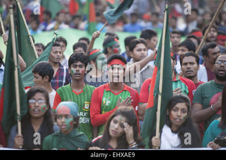 Dacca in Bangladesh. Xviii Mar, 2015. Membri del Bangladesh Cricket Ventole unità cantando l inno nazionale a Dhaka, nel Bangladesh, Marzo 18, 2015, come essi detengono un 'Bandiera-rally' ad ispirare il Bangladesh cricket team prima della ICC World Cup quarterfinal match contro l'India. Credito: Suvra Kanti Das/ZUMA filo/ZUMAPRESS.com/Alamy Live News Foto Stock